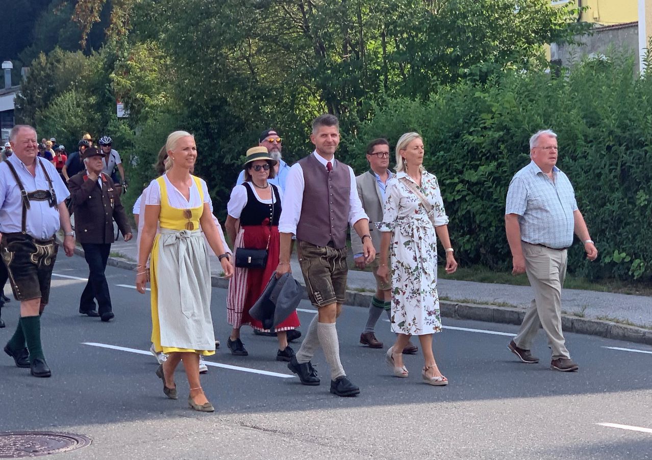 Bild enthält, Person, Walking, People, Adult, Female, Woman, Lady, Male, Man, Shoe