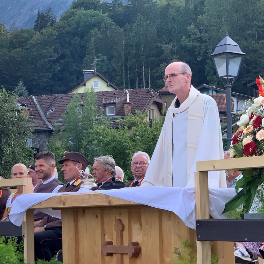 Bild enthält, Flower, Flower Arrangement, Flower Bouquet, Adult, Male, Man, Person, Crowd, Face, Glasses