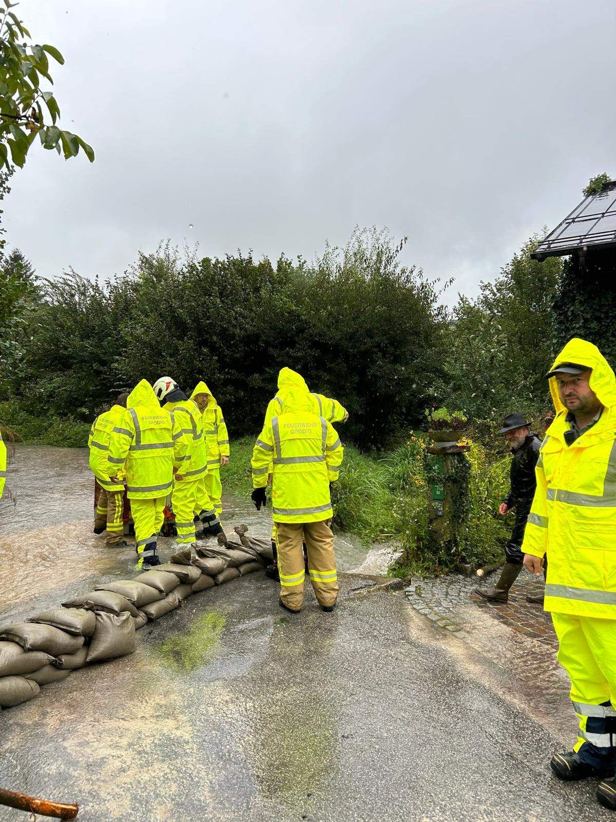 Bild enthält, Person, Worker, Adult, Male, Man, Clothing, Coat, Glove, Face, Head