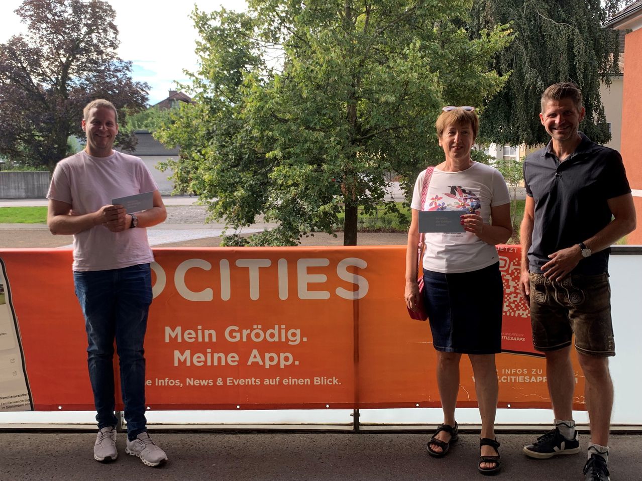 Bild enthält, T-Shirt, Shorts, Advertisement, Tree, Adult, Male, Man, Person, Pants, Poster