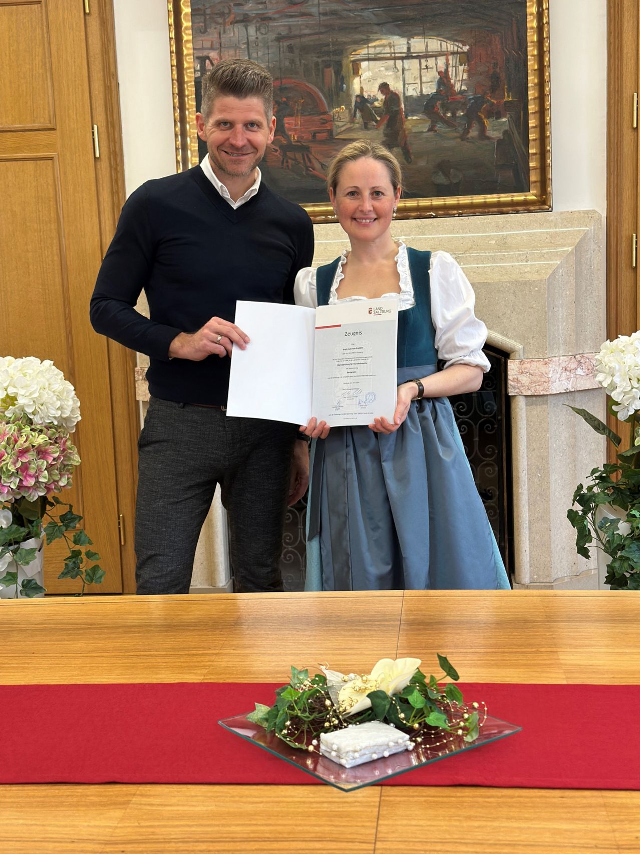 Bild enthält, Flower, Flower Arrangement, Flower Bouquet, Adult, Male, Man, Person, Wood, Lady, Face