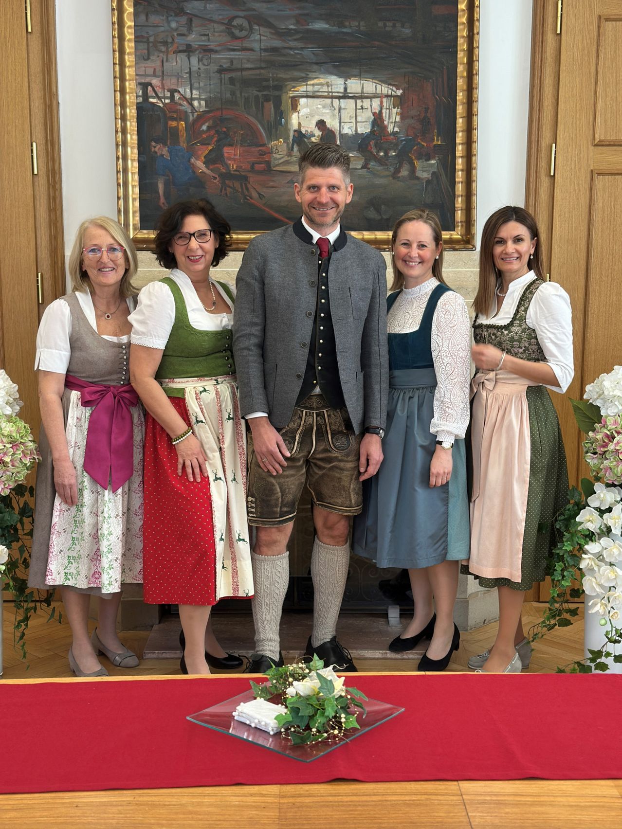 Bild enthält, Flower, Flower Arrangement, Flower Bouquet, Female, Girl, Person, Teen, Adult, Woman, Man