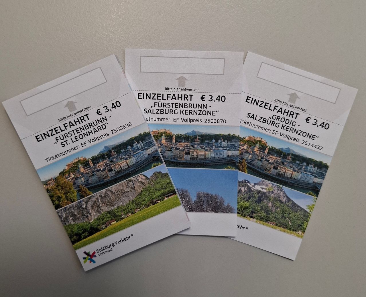 Drei Tickets für die Salzberg Kernzone sind ausgestellt. Jeder Ticket kostet 3,40 Euro. Sie sind von Salzburg Verkehrsverbund.