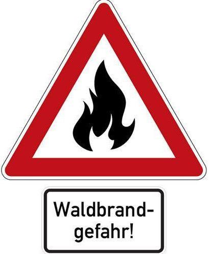 Ein rotes Dreieck mit einem Flammensymbol darin warnt vor Waldbrandgefahr. Die Bildunterschrift lautet Waldbrand-gefahr!.