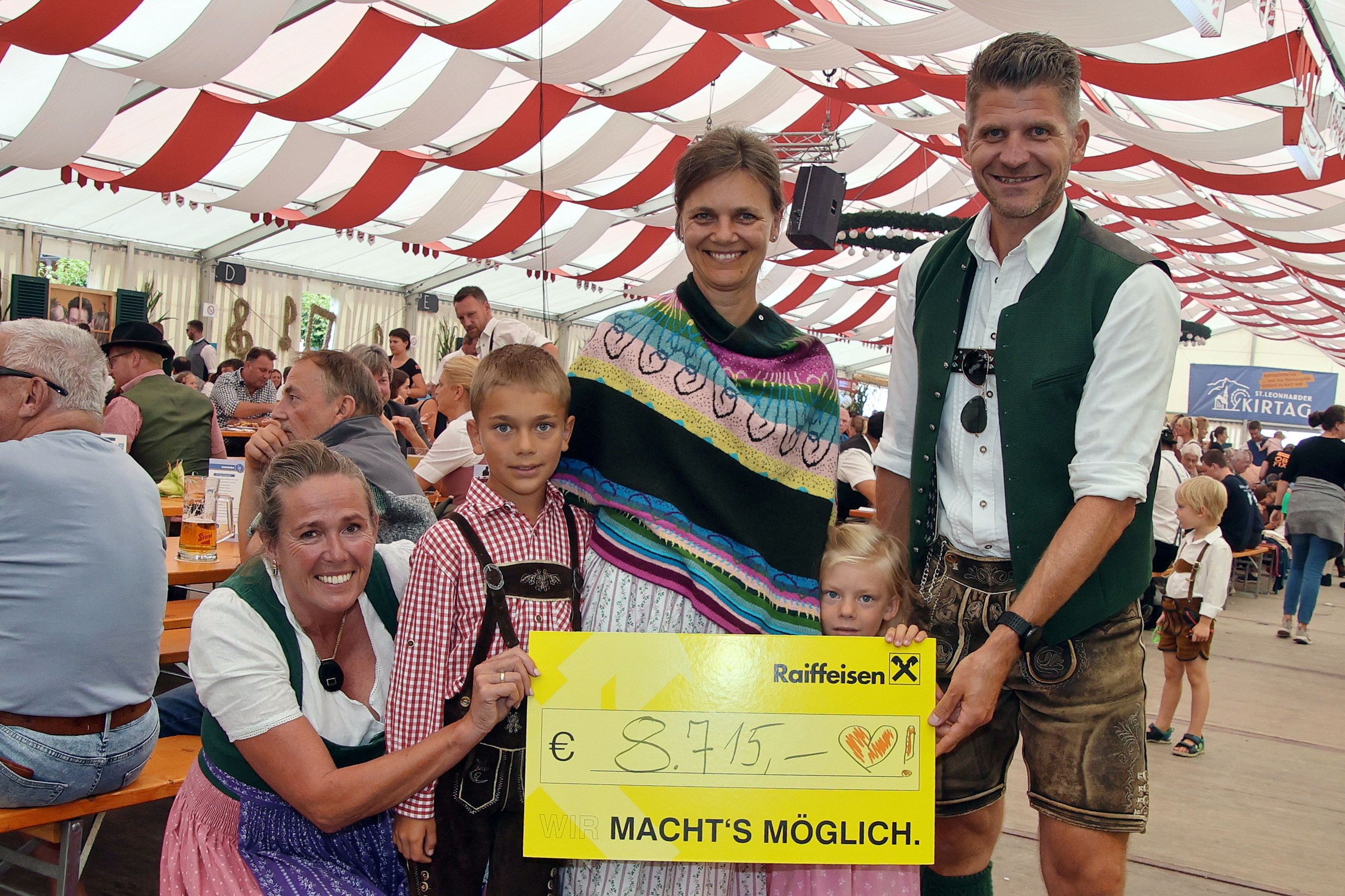 Familie mit Scheck über 8.715 Euro bei Kirtag in St. Leonhard im Pitztal
