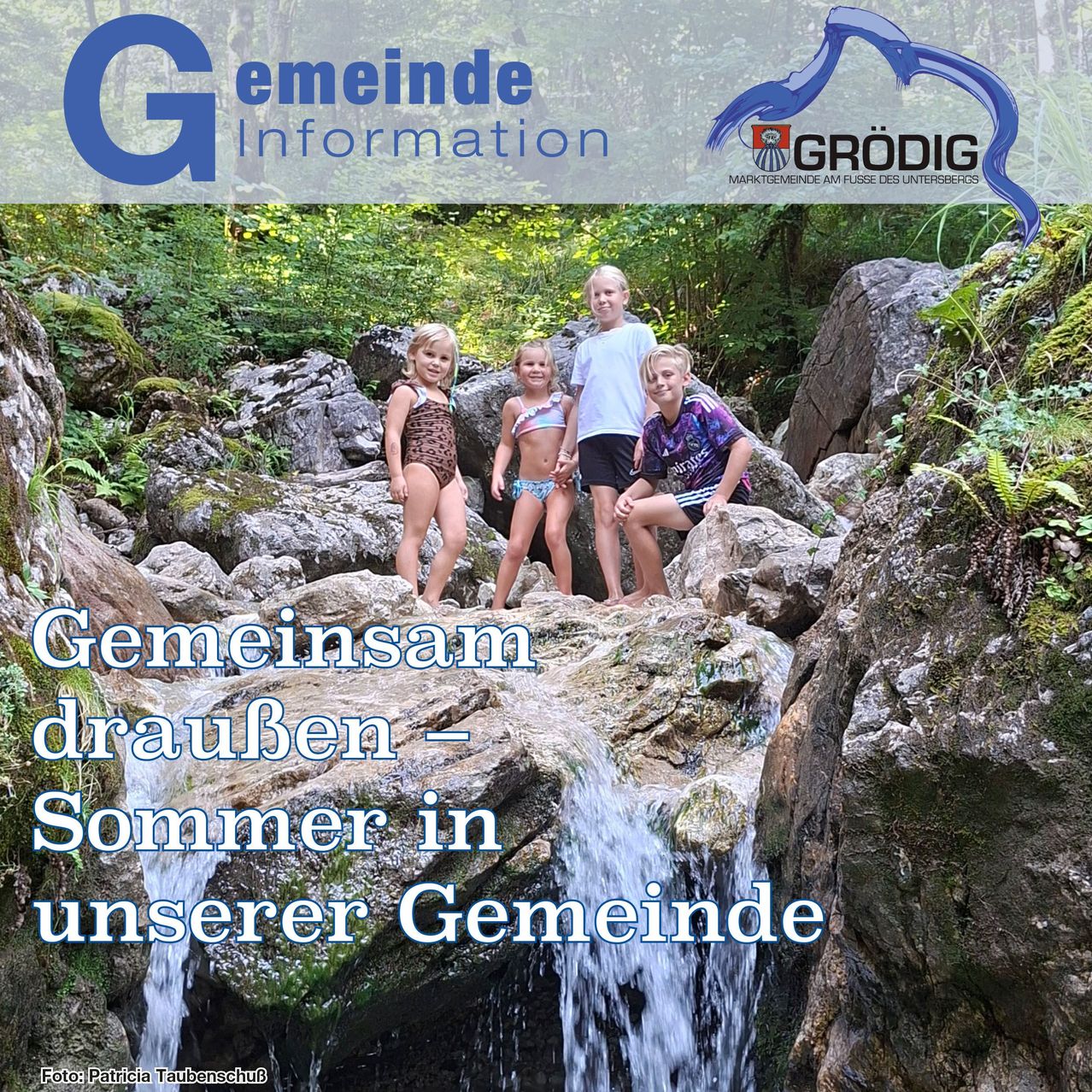 Vier Kinder stehen auf Felsen in der Nähe eines Wasserfalls, lächeln und posieren für ein Foto. Das Bild hat einen Wasserzeichen mit dem Text 'Gemeinsam draußen - Sommer in unserer Gemeinde' und einem Logo.