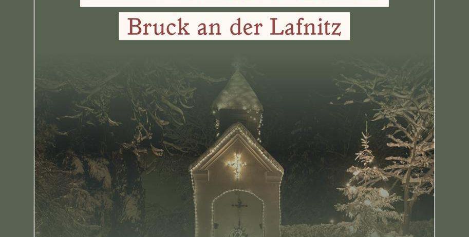 Ein Plakat für Feierstunden im Advent in Bruck an der Lafnitz am Sonntag, 14.12.2025, um 17 Uhr. Das Bild zeigt eine kleine Kapelle mit einem Kreuz und Lichtern.