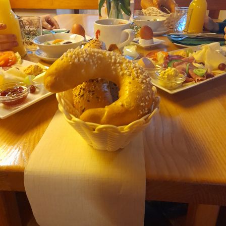 Bild enthält, Bread, Food, Meal, Indoors, Restaurant, Coffee, Coffee Cup, Cafeteria, Person, Brunch