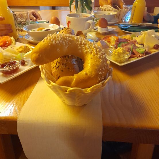 Bild enthält, Bread, Food, Meal, Indoors, Restaurant, Coffee, Coffee Cup, Cafeteria, Person, Brunch