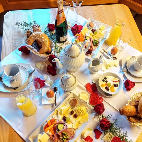 Bild enthält, Brunch, Food, Cutlery, Spoon, Beverage, Coffee, Coffee Cup