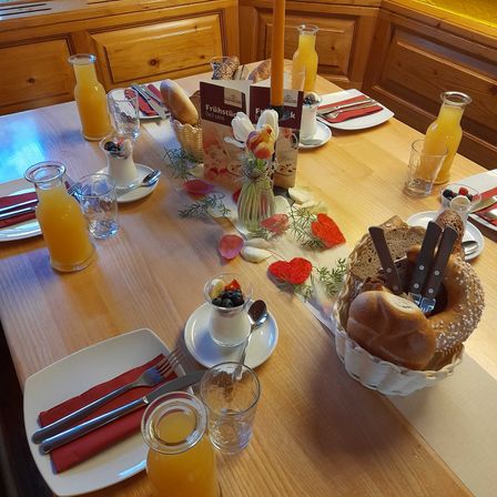 Bild enthält, Brunch, Food, Furniture, Table, Dining Table, Tabletop, Dining Room, Fork, Candle, Plate
