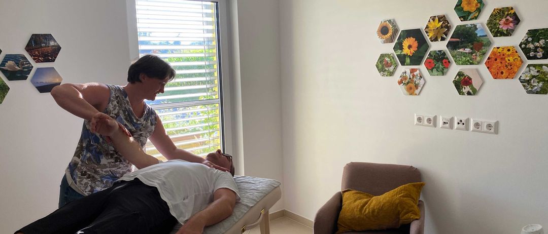 Bild enthält, Spa, Adult, Male, Man, Person, Electrical Device, Switch