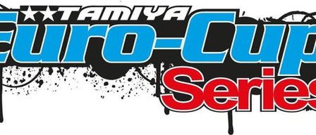 Das Logo der Tamiya Euro-Cup Serie zeigt ein blaues und rotes Design mit einem Rennflaggen- und Karomuster.