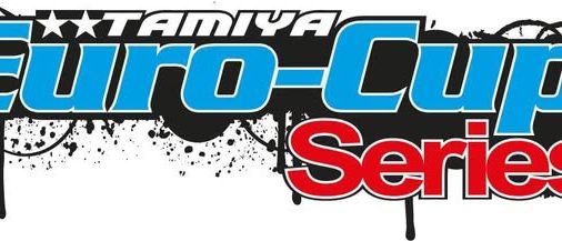 Das Logo der Tamiya Euro-Cup Serie zeigt ein blaues und rotes Design mit einem Rennflaggen- und Karomuster.