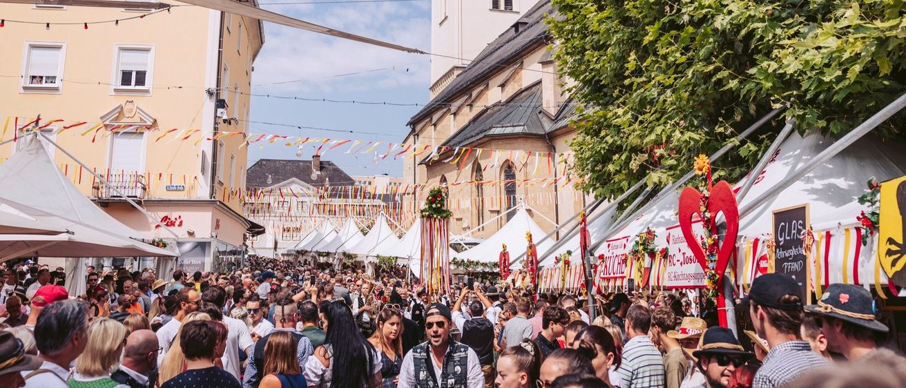 Bild enthält, People, Person, Urban, Building, Clock Tower, Tower, City, Crowd, Face, Head