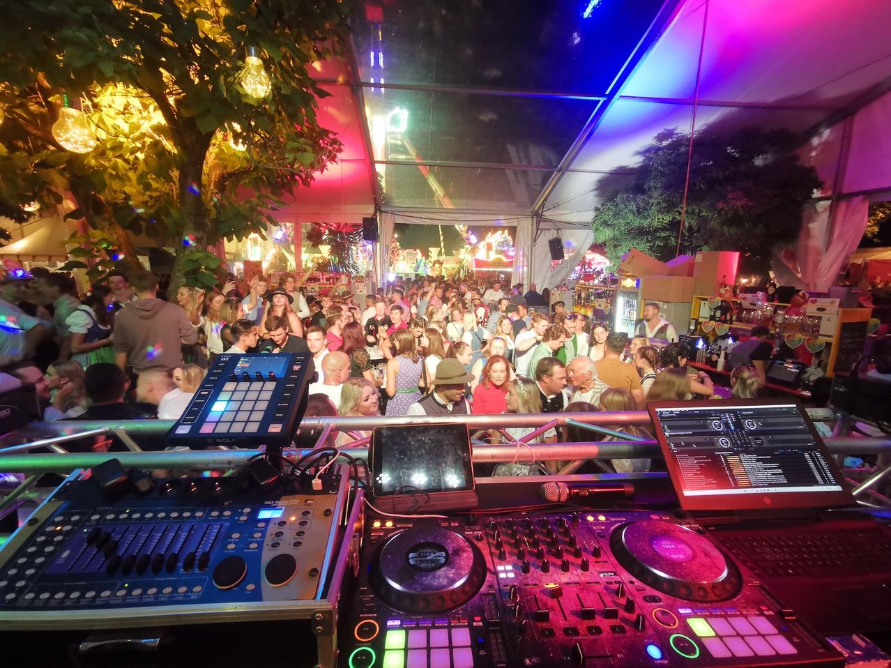 Bild enthält, Urban, Club, Person, Night Life, Computer, Electronics, Laptop, Pc, Face, Head