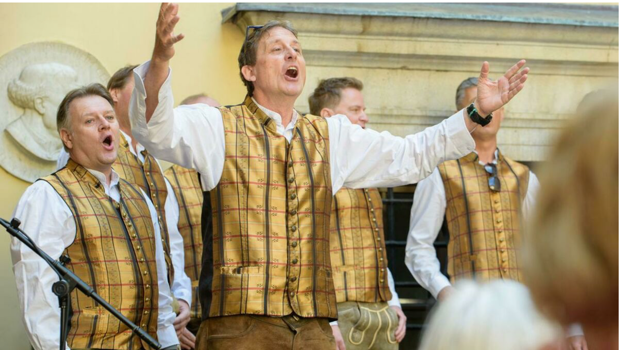 Bild enthält, Head, Person, Face, Adult, Male, Man, Bride, Female, Woman, Baby