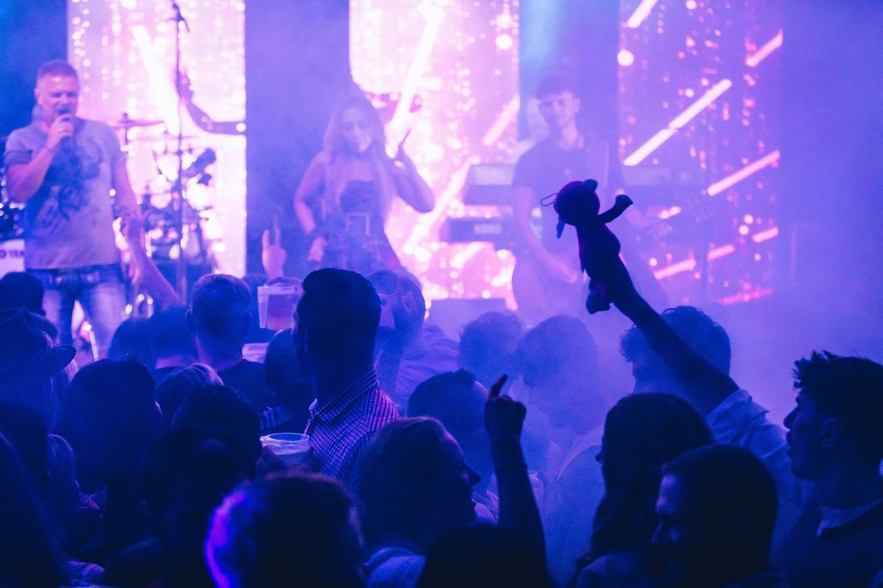 Bild enthält, Urban, Concert, Crowd, Person, Adult, Male, Man, Face, Head, Night Life