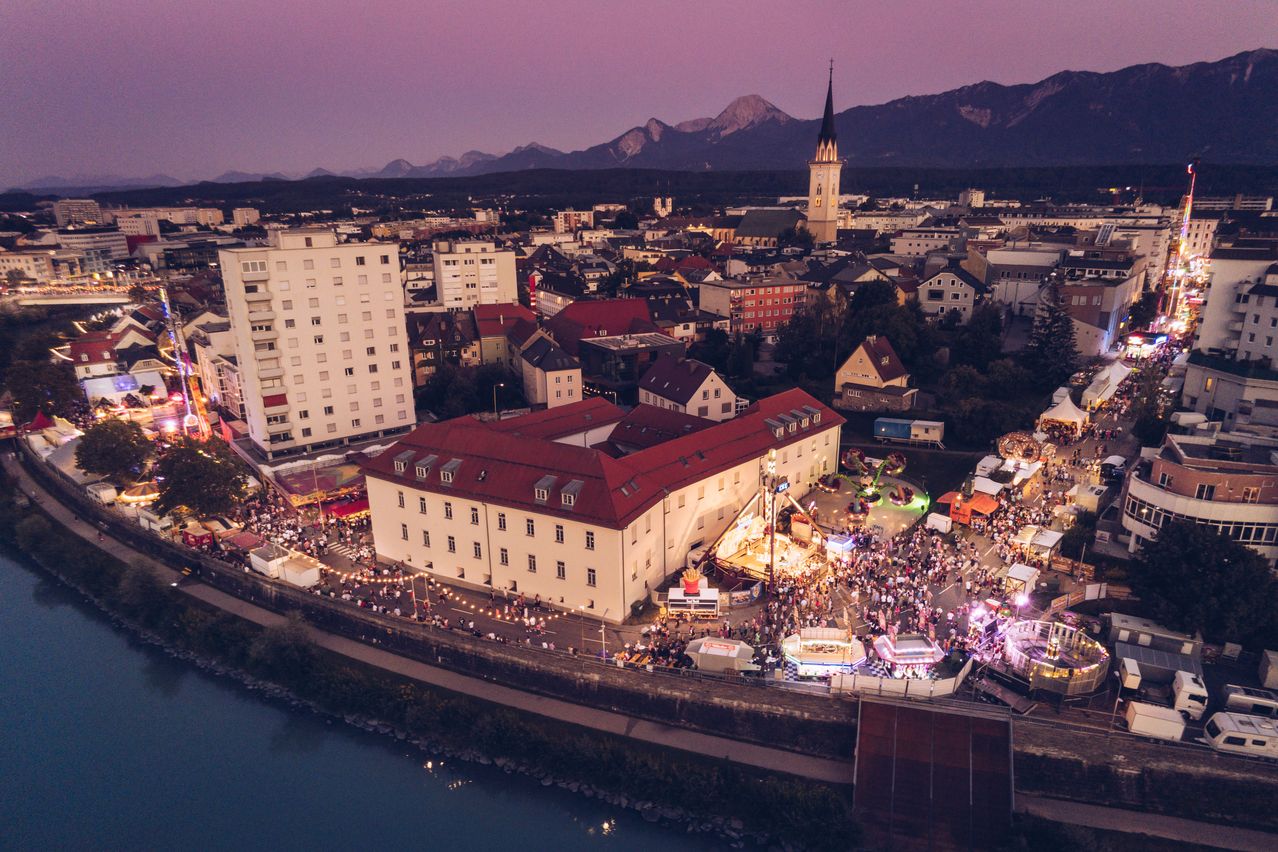 Bild enthält, City, Metropolis, Urban, Building, Cityscape, Outdoors, Road, Intersection, Neighborhood, Downtown