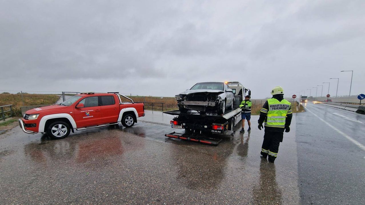 Bild enthält, Person, Clothing, Glove, Car, Vehicle, Wheel, Flat Bed Truck, Truck, Helmet, Road Sign