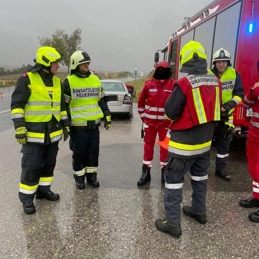 Bild enthält, Adult, Male, Man, Person, Helmet, Clothing, Glove, Shoe, Car, Fireman