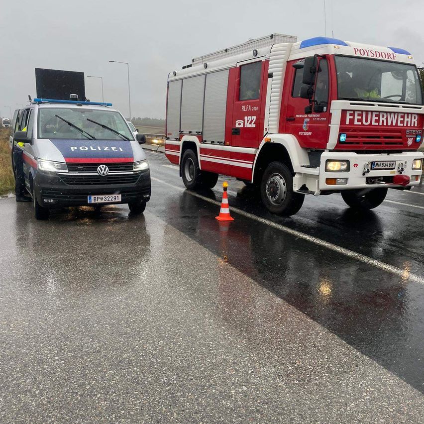 Bild enthält, Transportation, Truck, Vehicle, Machine, Wheel, Moving Van, Van, Bumper, Fire Truck, Fire Station