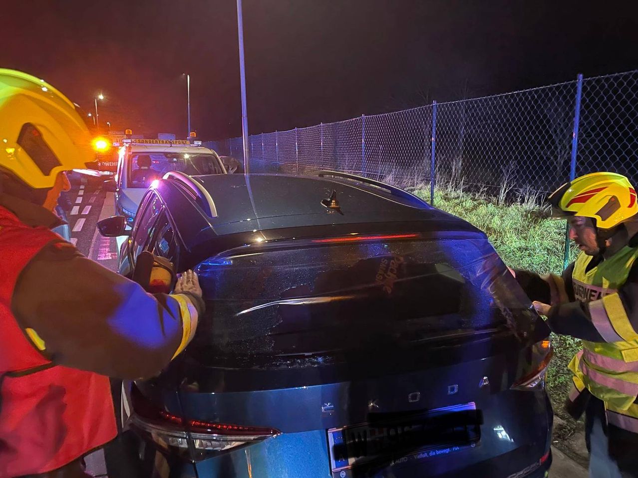 Bild enthält, Person, Worker, Helmet, Adult, Male, Man, Car, Transportation, Vehicle, Face