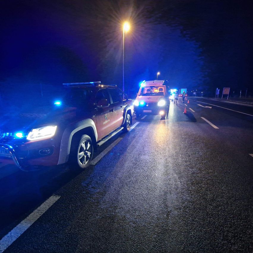 Bild enthält, Road, Tarmac, Car, Transportation, Vehicle, Machine, Wheel, Person, Truck, Pickup Truck
