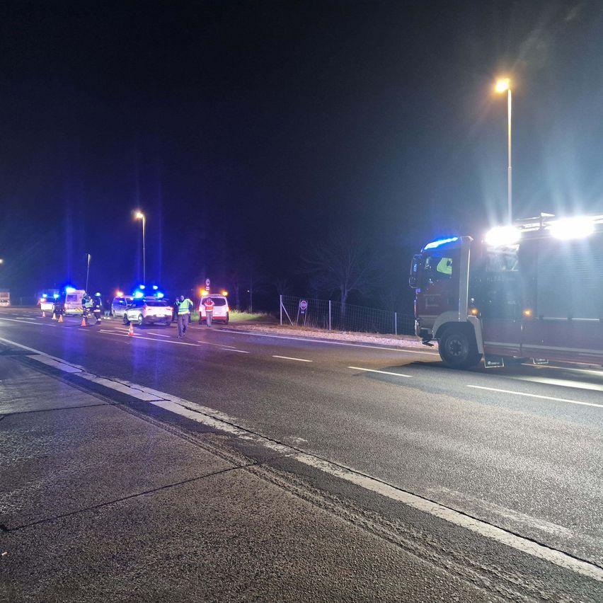 Bild enthält, Road, Urban, Tarmac, Freeway, City, Wheel, Truck, Highway, Car, Street