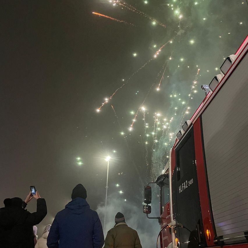 Bild enthält, Adult, Male, Man, Person, Coat, Jacket, Truck, Wheel, Urban, Glove