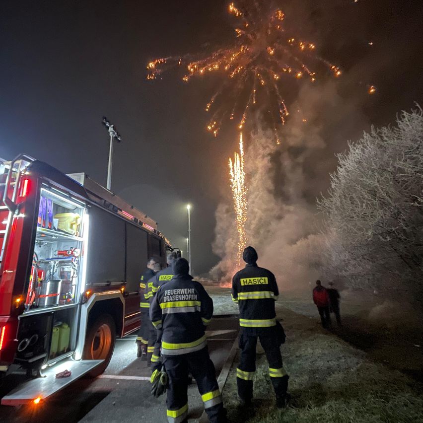 Bild enthält, Adult, Male, Man, Person, Machine, Wheel, Transportation, Truck, Vehicle, Fire