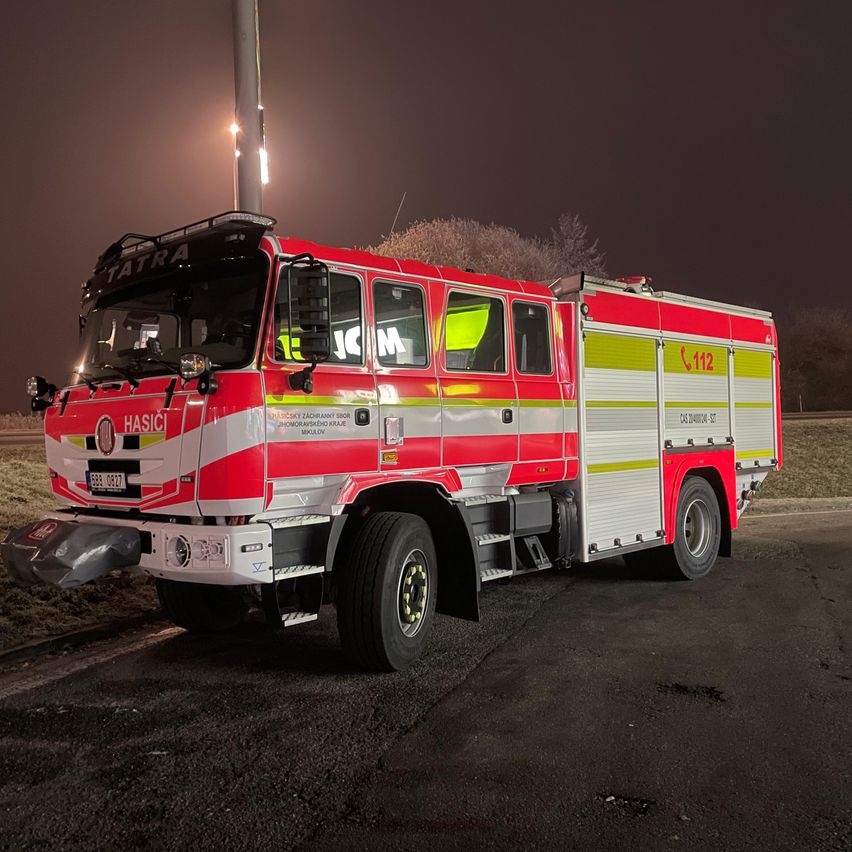 Bild enthält, Transportation, Truck, Vehicle, Machine, Wheel, Bumper, Fire Truck, Fire Station