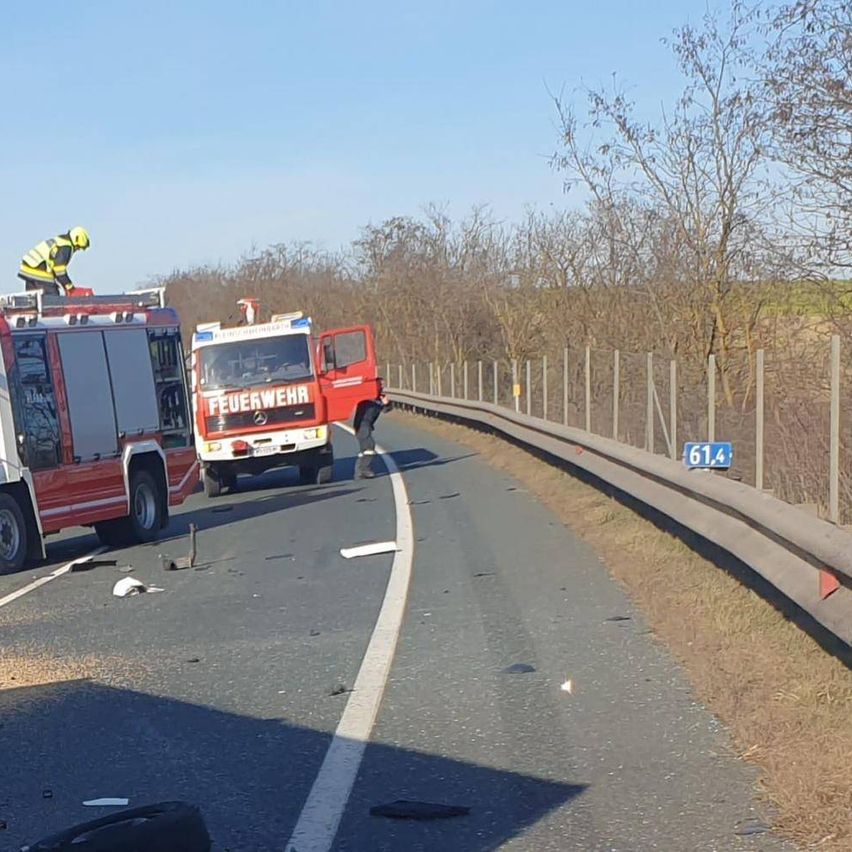 Bild enthält, Transportation, Truck, Vehicle, Person, Fire Truck, Fire Station