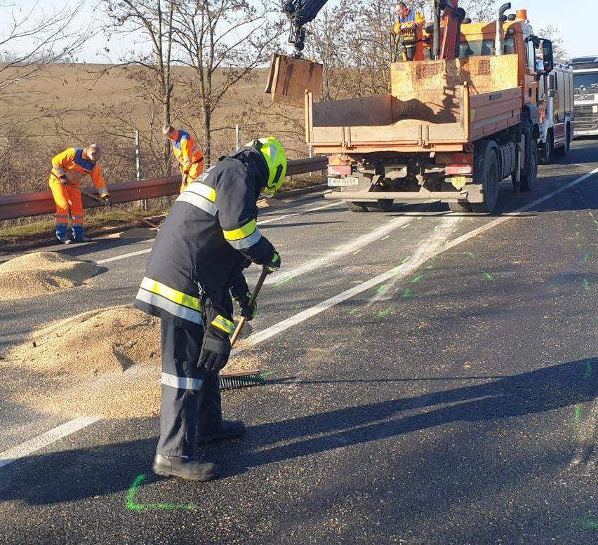 Bild enthält, Person, Worker, Road, Truck, Vehicle, Helmet, Tarmac, Car, Machine, Wheel