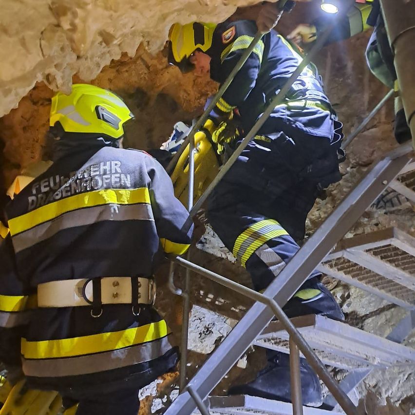 Bild enthält, Person, Worker, Rescue, Sword, Weapon, Helmet, Ice Hockey Stick, Rink, Skating, Sport