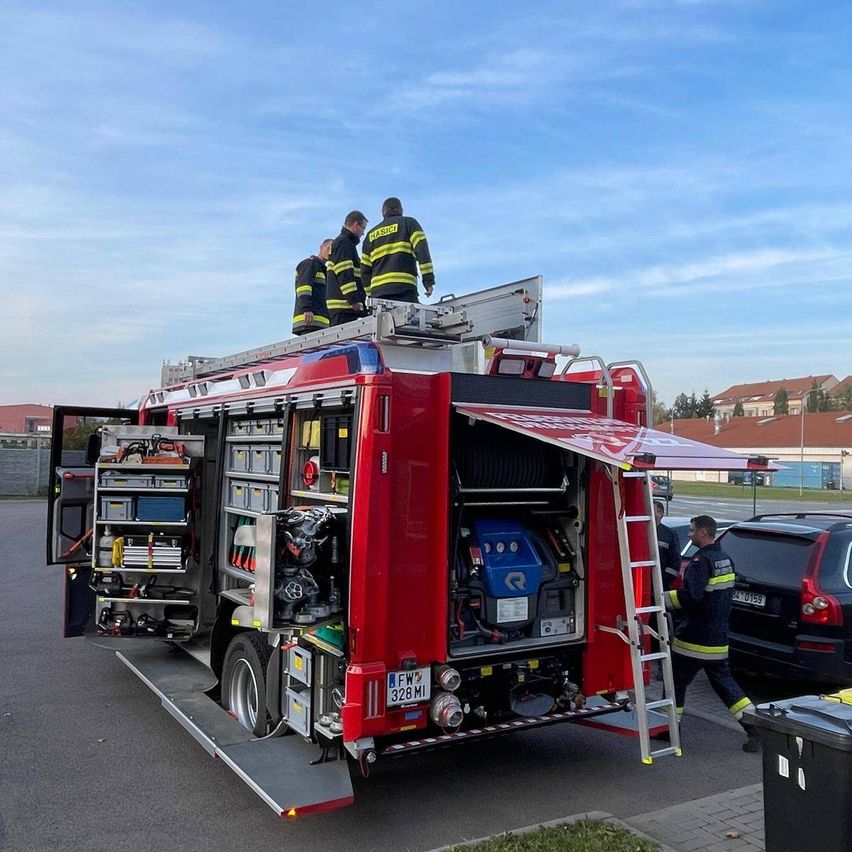 Bild enthält, Transportation, Vehicle, Truck, Car, Person, Machine, Wheel, E-scooter