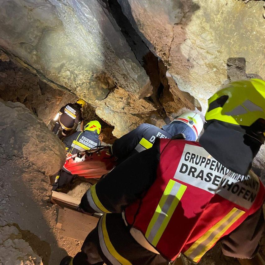 Bild enthält, Person, Worker, Rescue, Adult, Male, Man, Helmet, Boy, Child