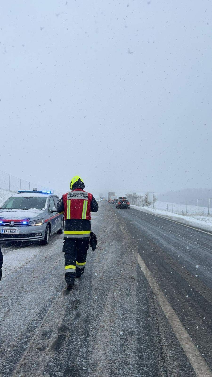 Bild enthält, Person, Worker, Adult, Male, Man, Car, Vehicle, Fun, Vacation, Helmet