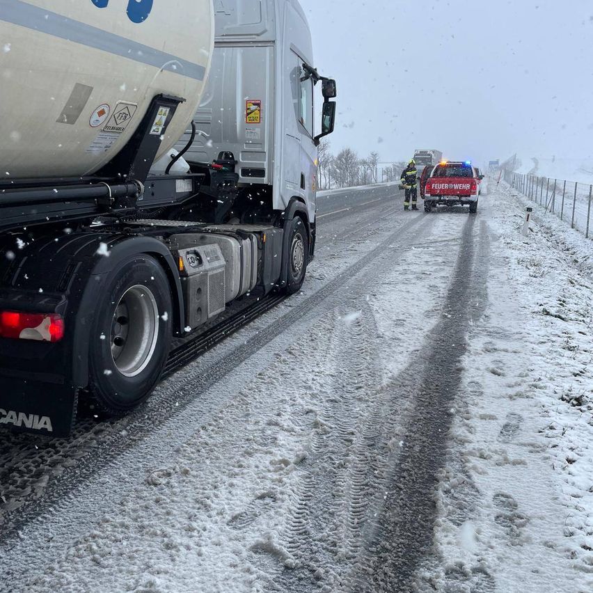 Bild enthält, Transportation, Vehicle, Machine, Wheel, Person, Truck, Car, E-scooter, Helmet