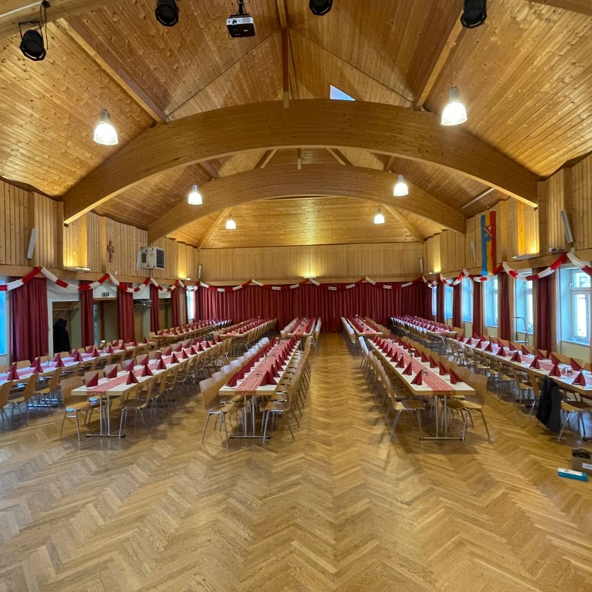 Bild enthält, Floor, Flooring, Indoors, Building, Interior Design, Wood, Ballroom, Hall, Auditorium, People