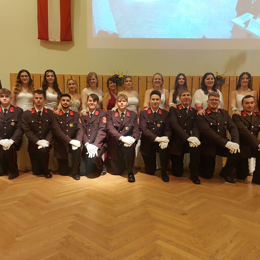 Bild enthält, Floor, Flooring, People, Person, Adult, Male, Man, Officer, Portrait, Groupshot