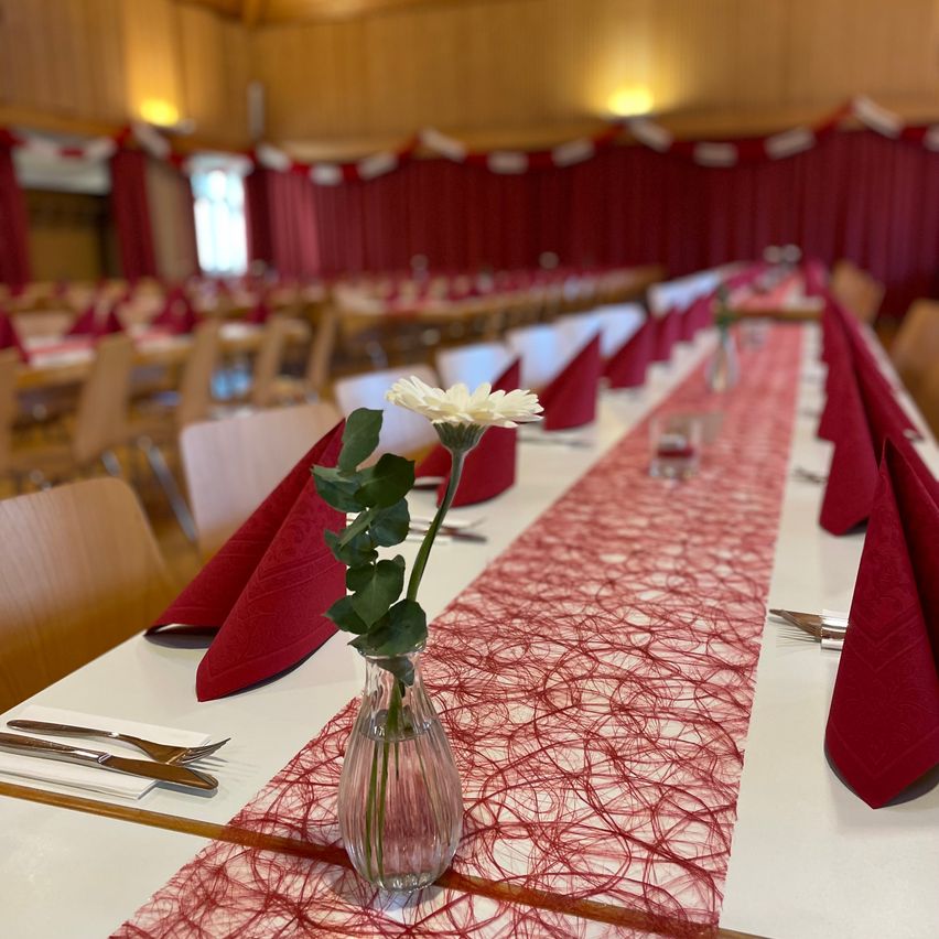 Bild enthält, Flower, Flower Arrangement, Plant, Furniture, Table, Dining Table, Indoors, Tabletop, Interior Design, Flower Bouquet