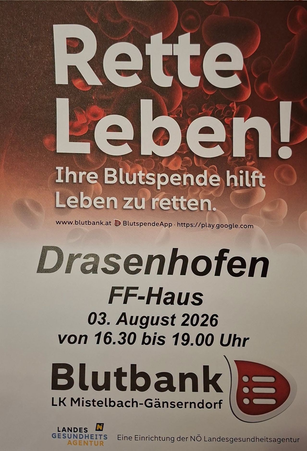 Ein Plakat für eine Blutspende-Veranstaltung im Drasenhofen FF-Haus am 3. August 2026 von 16:30 bis 19:00 Uhr. Es zeigt einen roten Hintergrund mit Blutzellenbildern und Text in Deutsch.