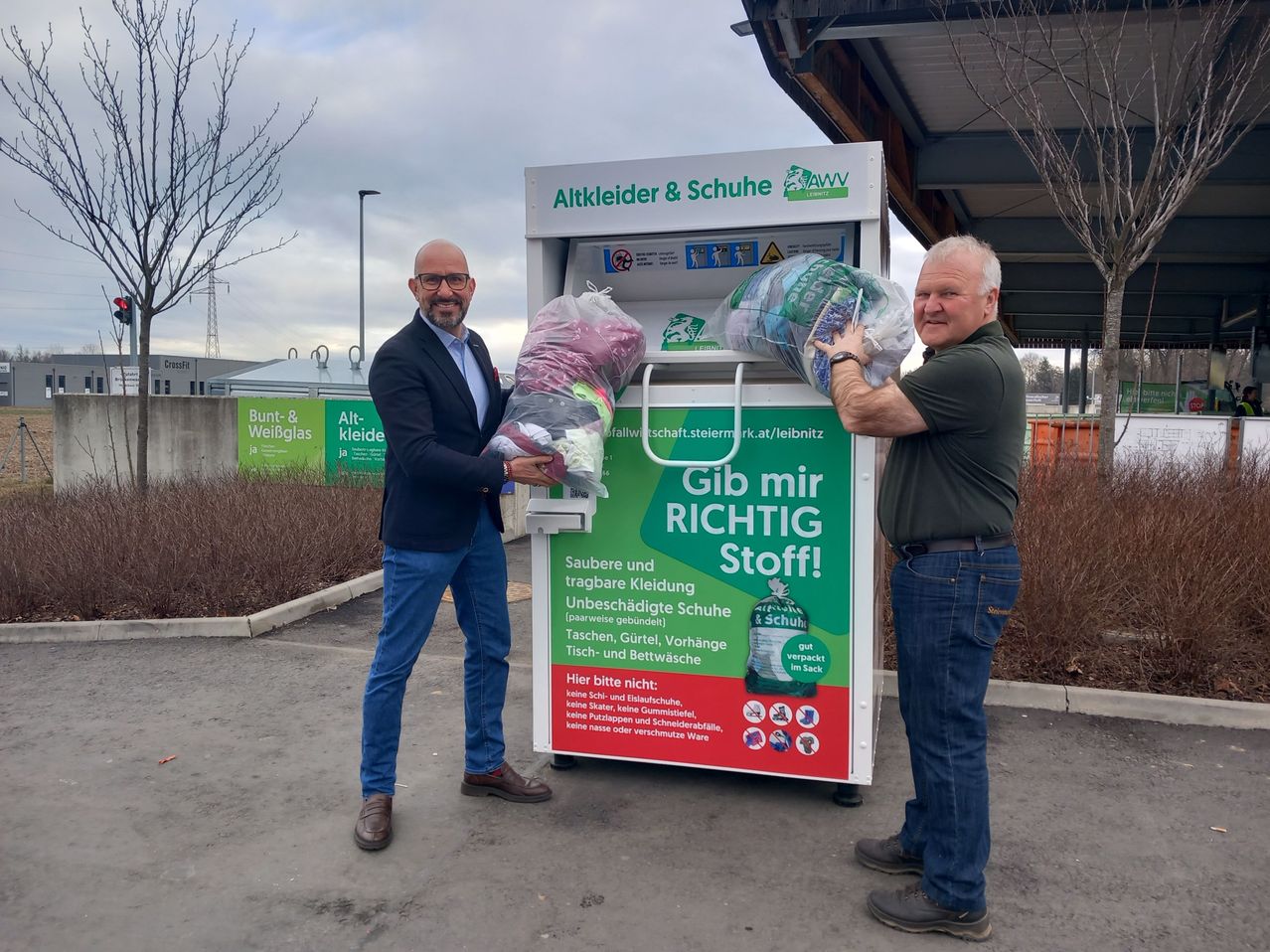 Bild enthält, Pants, Advertisement, Poster, Jeans, Shoe, Glasses, Kiosk, Adult, Man, Person