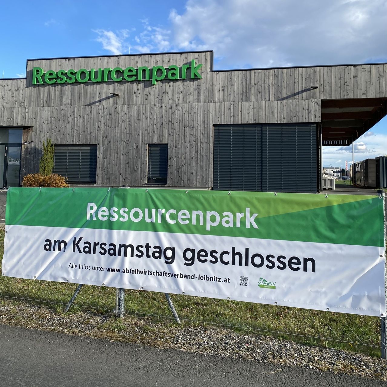 Ein geschlossenes Schild für den Resourcenpark vor einem großen Gebäude mit geschlossenem Eingang.