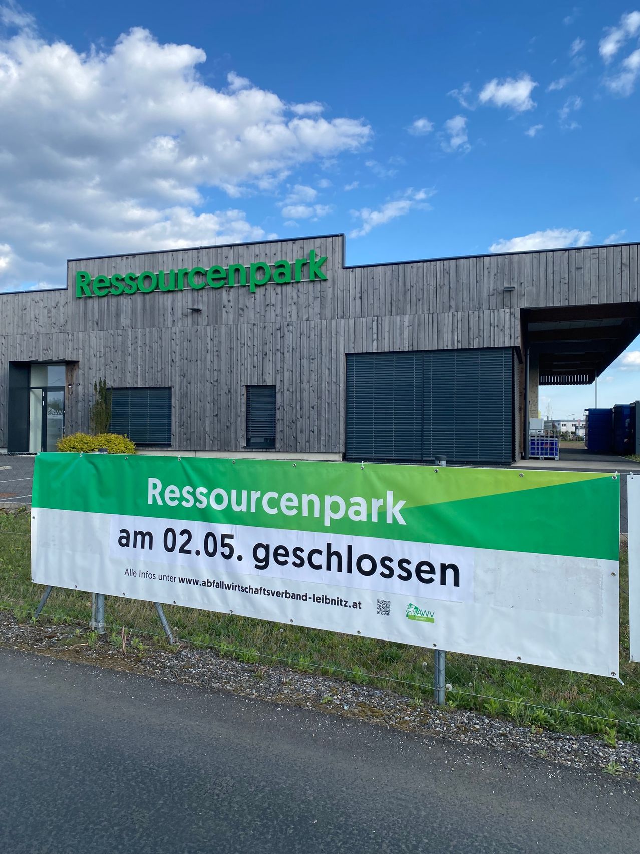 Ein großes Gebäude mit dem Schild Resourcepark. Ein Banner davor steht Resourcepark am 02.05. geschlossen.