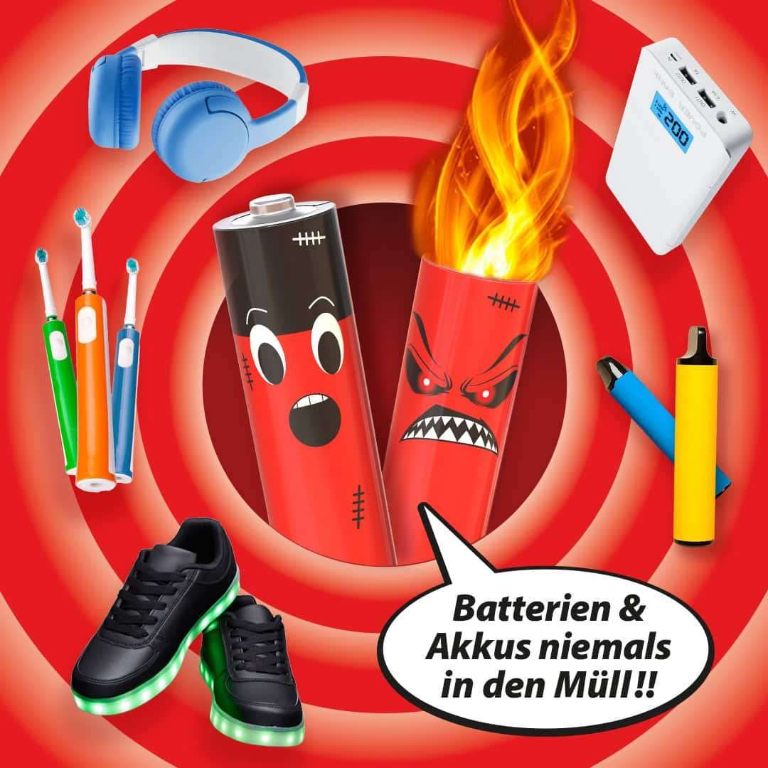 Ein roter Kreis zeigt verschiedene Artikel: eine Batterie, eine feuerbeleuchtete Fackel, einen Powerbank, eine Zahnbürste, einen Stift, Kopfhörer und Turnschuhe. Der Text lautet 'Batterien & Akkus niemals im Müll!''