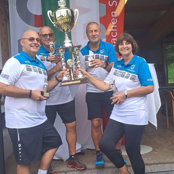 Bild enthält, Sandal, Shorts, People, Person, Adult, Male, Man, Face, Head, Celebrating