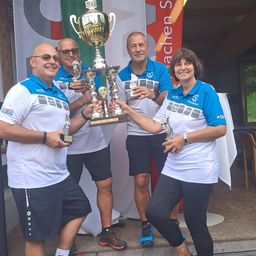 Bild enthält, Sandal, Shorts, People, Person, Adult, Male, Man, Face, Head, Celebrating