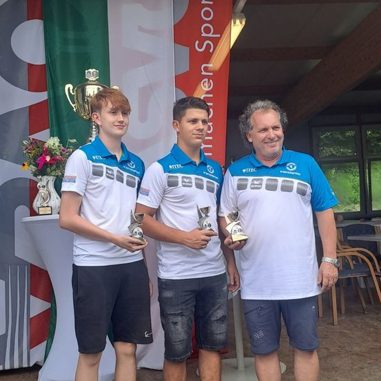 Bild enthält, T-Shirt, Shorts, Sandal, Adult, Male, Man, Person, Boy, Teen, Pants